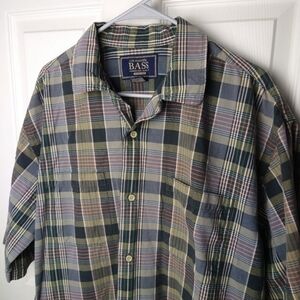 Bass men's short sleeve brown green plaid button up shirt. Size M